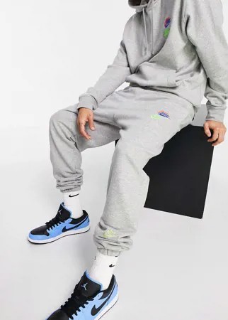 Серые джоггеры в стиле casual с манжетами и логотипами разных цветов Nike Essential fleece+-Серый