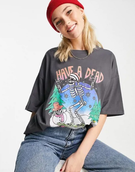Темно-серая футболка с новогодним принтом со скелетом на сноуборде ASOS DESIGN-Серый