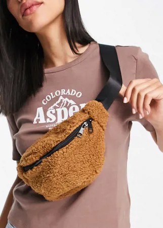 Коричневая сумка-кошелек на пояс из искусственного переработанного меха ASOS DESIGN-Светло-бежевый цвет