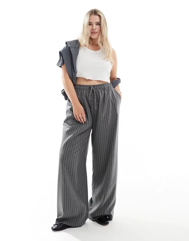 Эксклюзивные серые широкие брюки в тонкую полоску In The Style x Perrie Sian