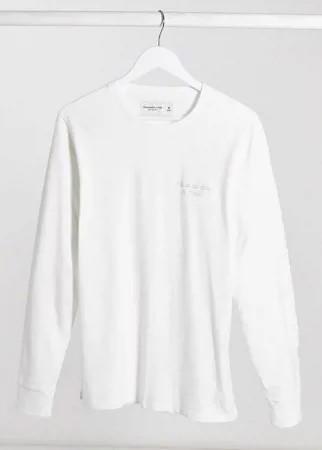 Белый лонгслив с тисненым логотипом Abercrombie & Fitch