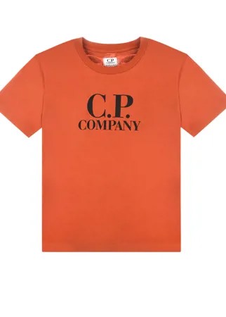 Красная футболка с черным логотипом CP Company
