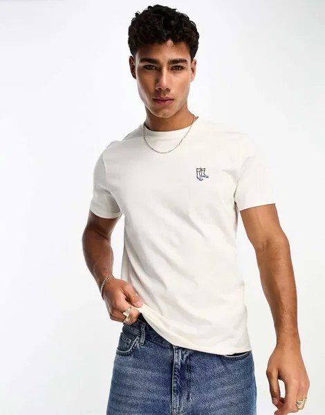 Белоснежная футболка с потертой вышивкой и слайдерами