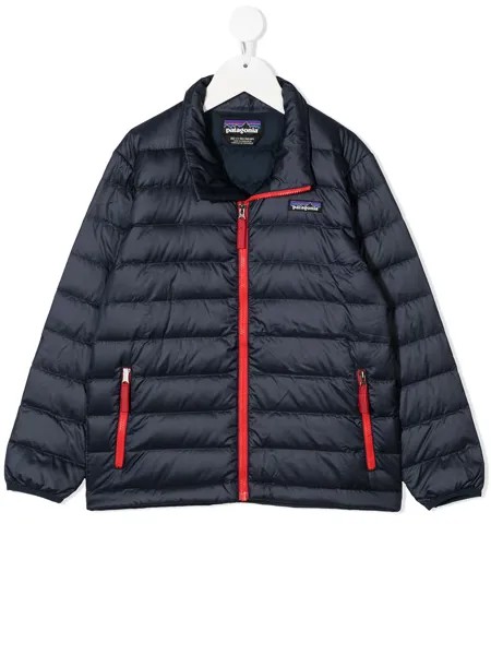 Patagonia Kids пуховик с нашивкой-логотипом