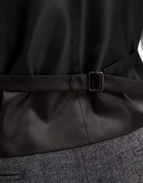 Узкий темно-серый костюм с узором 
