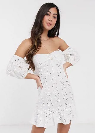 Белое платье мини с открытыми плечами, чашечками и вышивкой ришелье ASOS DESIGN Petite-Белый