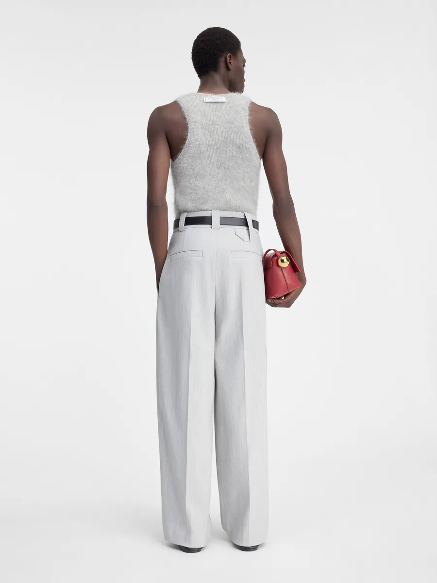 Изогнутые брюки со складками Марцио Jacquemus, светло-серый