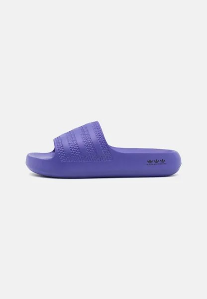 Тапочки Adilette Ayoon adidas Originals, цвет dark purple