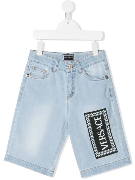 Versace Kids джинсовые шорты с принтом логотипа