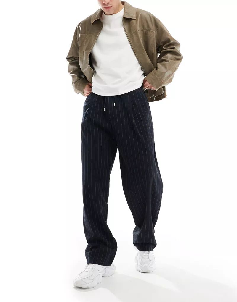 Элегантные брюки Pull&Bear в темно-синюю полоску с широкими штанинами