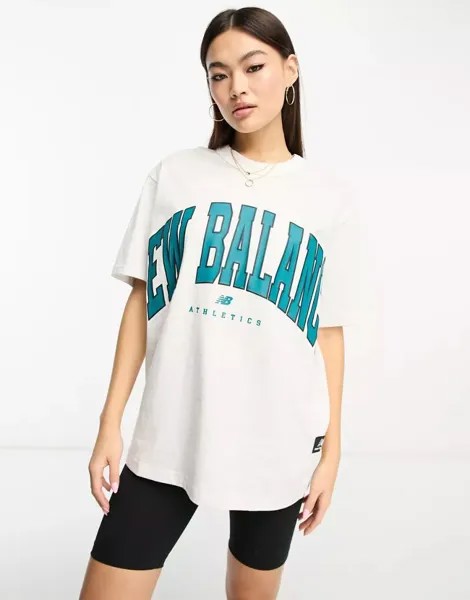 Белая футболка с большим логотипом New Balance
