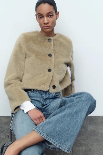 Укороченная куртка из искусственного меха ZARA, кэмел