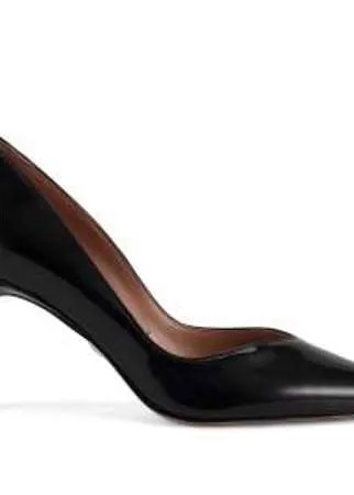 Классические туфли-лодочки премиальной линии ALLA PUGACHOVA выполнены из блестящей лакированной кожи. Подкладка и стелька — гладкая натуральная кожа. Модель на прямом каблуке-шпильке высотой 8,5 см. На подошве расположена металлическая монограмма.