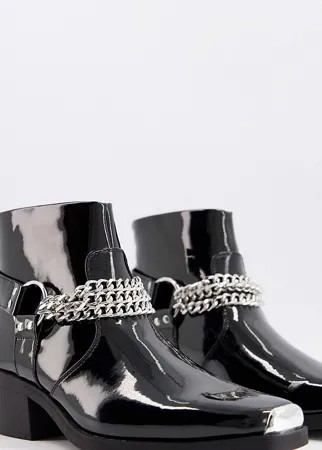 Черные лакированные ботинки челси для широкой стопы в стиле вестерн на кубинском каблуке с серебристой цепочкой ASOS DESIGN Wide Fit-Черный цвет