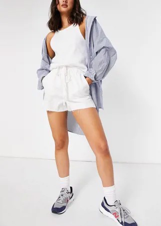 Спортивные джинсовые шорты белого цвета от комплекта ASOS DESIGN-Белый
