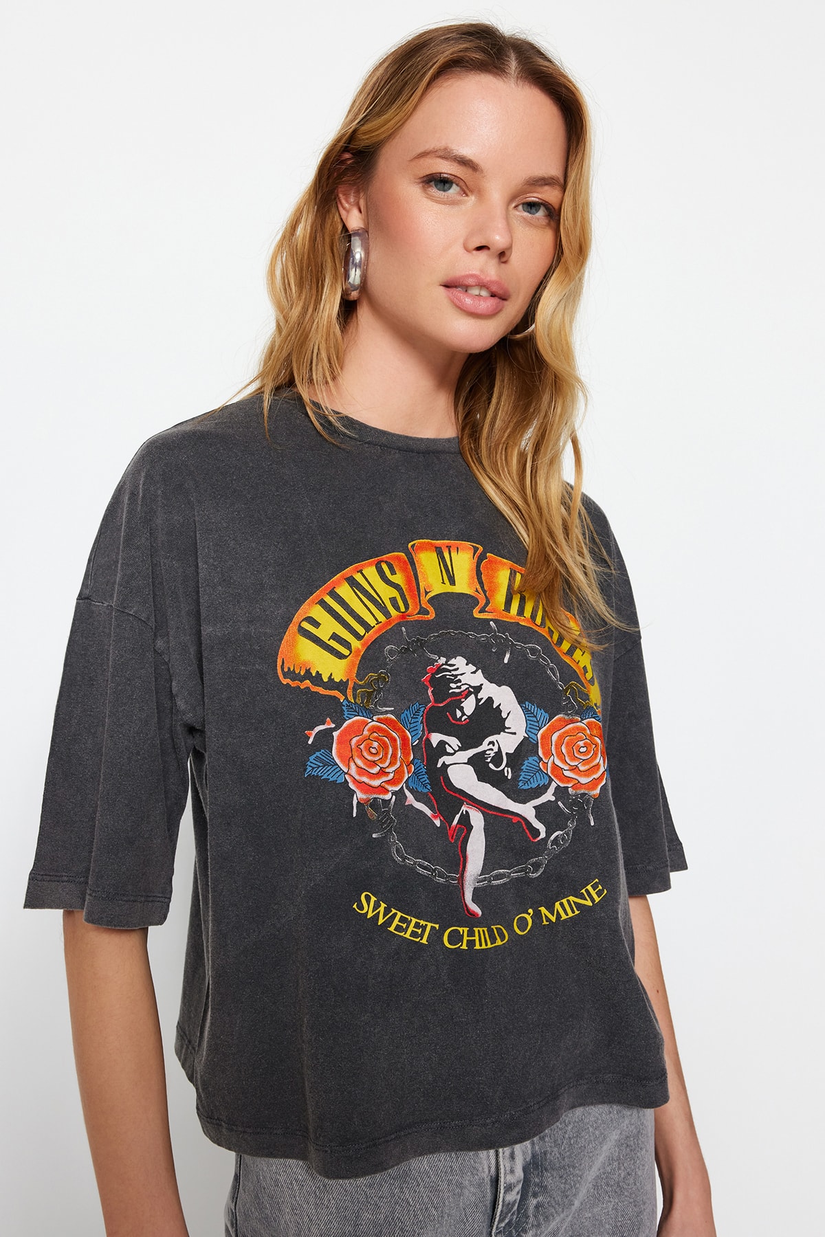 Антрацитовая укороченная трикотажная футболка Guns N Roses Licensed из 100 % хлопка с круглым вырезом Trendyol, серый