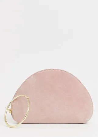 Замшевый полукруглый клатч с кольцом на запястье ASOS DESIGN-Розовый