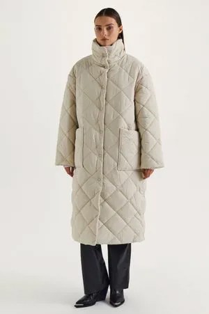 Утепленное стеганое пальто с высоким воротником