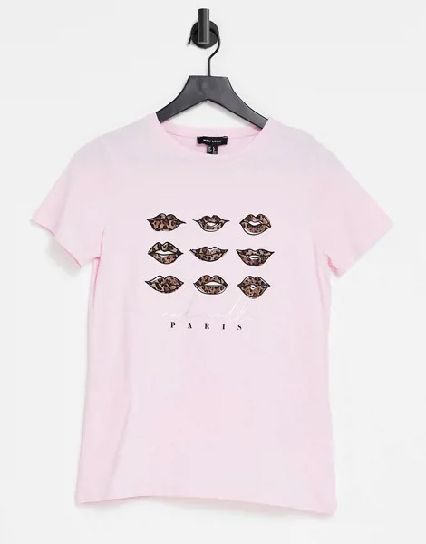 Розовая футболка с принтом с логотипом, губами и надписью 