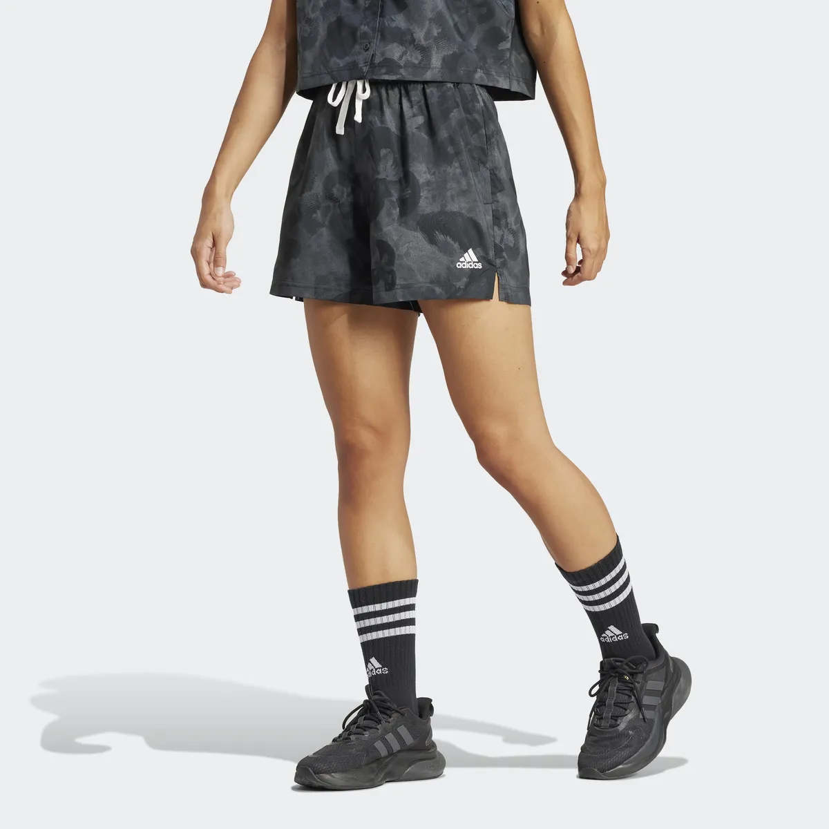 Спортивные шорты adidas 