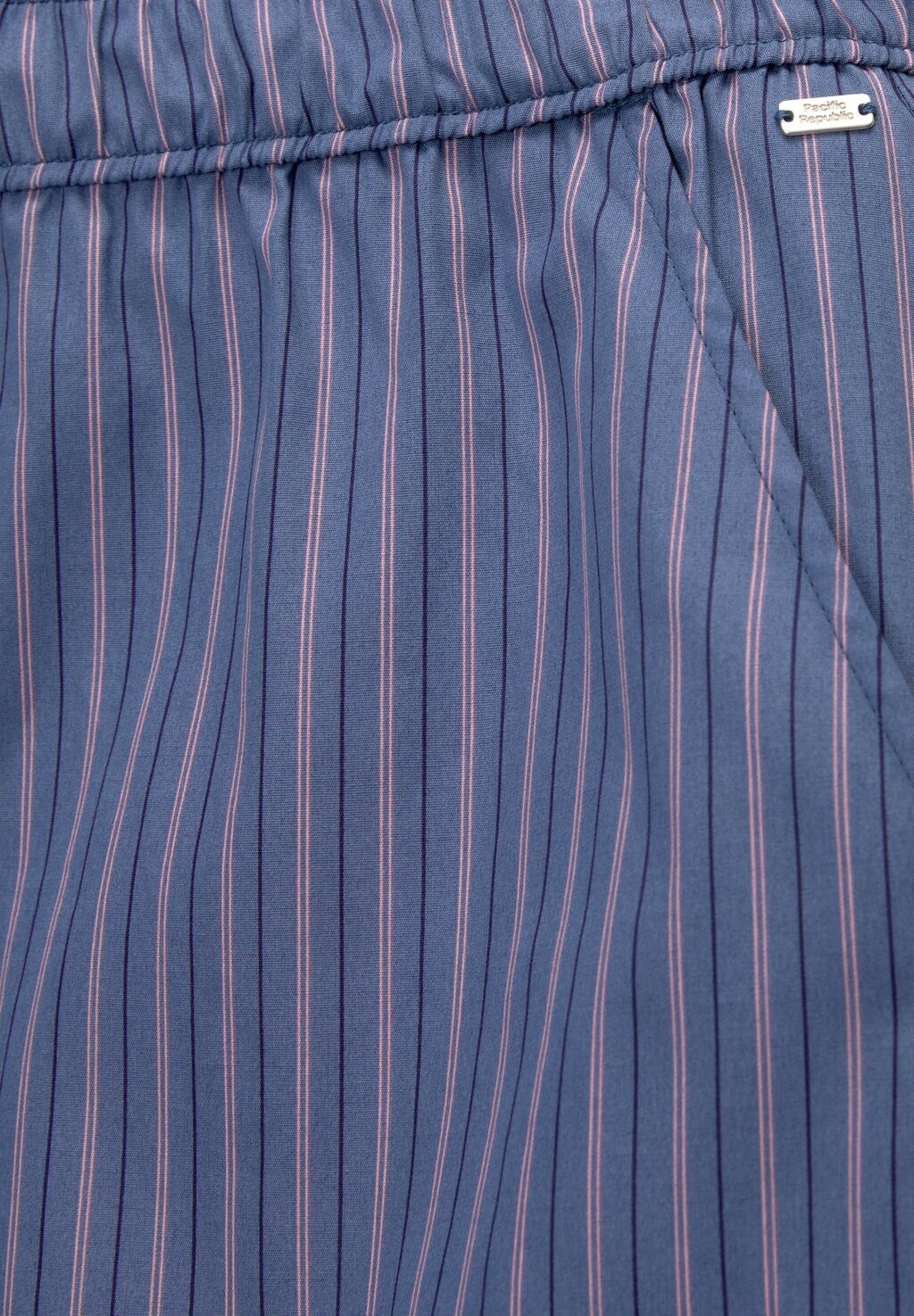 Шорты STRIPED WITH ELASTICATED WAISTBAND PULL&BEAR, темно-синий