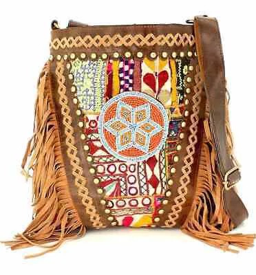 Кожаная замшевая сумка через плечо с бахромой Vintage Addiction, украшенная бисером и медальоном (коричневая)