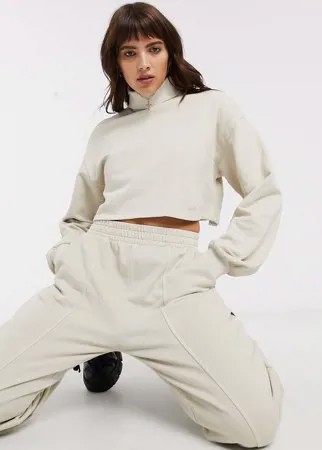 Короткий бежевый свитшот с высоким воротом от комплекта Bershka