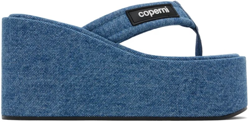 Синие джинсовые босоножки на танкетке с фирменным логотипом Coperni