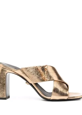 Versace мюли на массивном каблуке с логотипом VLogo