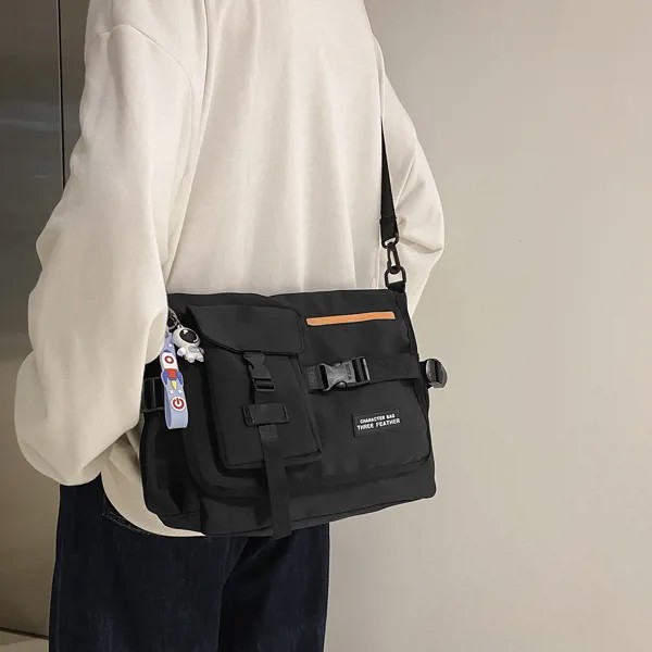 Мужская сумка через плечо с текстовым рисунком и пряжкой