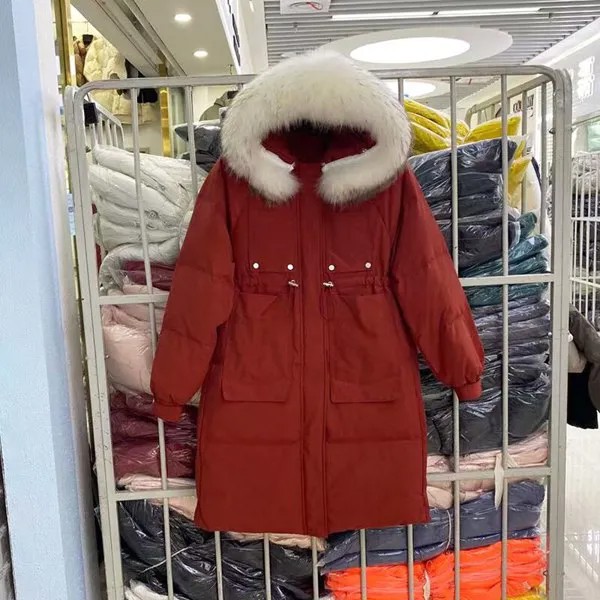 Пуховик женский длинный до колена, на белом утином пуху, с воротником из меха енота, красное пальто с поясом, Осень-зима 2021