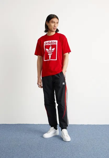 Футболка с набивным рисунком adidas Originals, лучше алого цвета Trefoil Torch