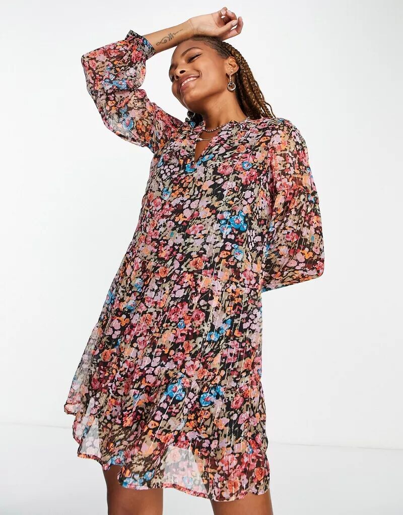 Летящее мини-платье Vero Moda с v-образным вырезом и длинными рукавами с цветочным принтом