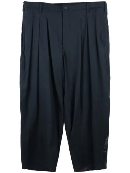 Yohji Yamamoto зауженные брюки с графичным принтом и складками, черный