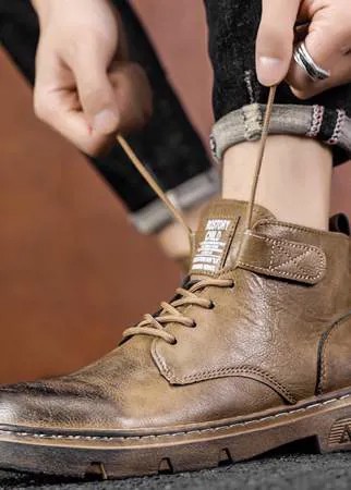 Ботинки с текстовой заплатой на шнурках для мужчины
