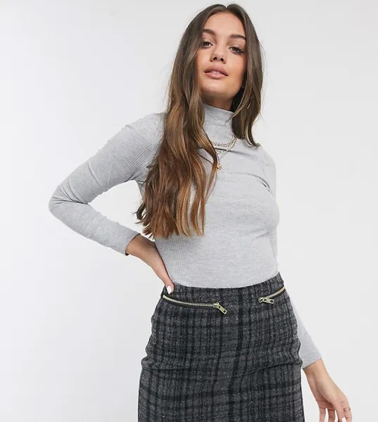Серый лонгслив в рубчик с высоким воротником New Look Petite
