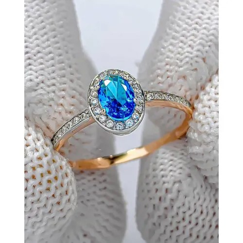 Кольцо Trade Jewelry из серебра 925 пробы (покрытие золото 585) с голубым топазом и белыми фианитами