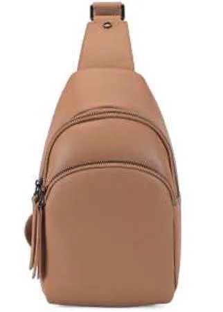 Эргономичный рюкзак через плечо из натуральной коричневой кожи. Модель с двумя отделениями с регулируемым плечевым ремнем. Стилисты рекомендуют сочетать такой аксессуар с одеждой в стиле casual.