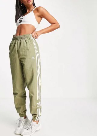Спортивные штаны цвета хаки с логотипом adidas Originals adicolor-Зеленый цвет