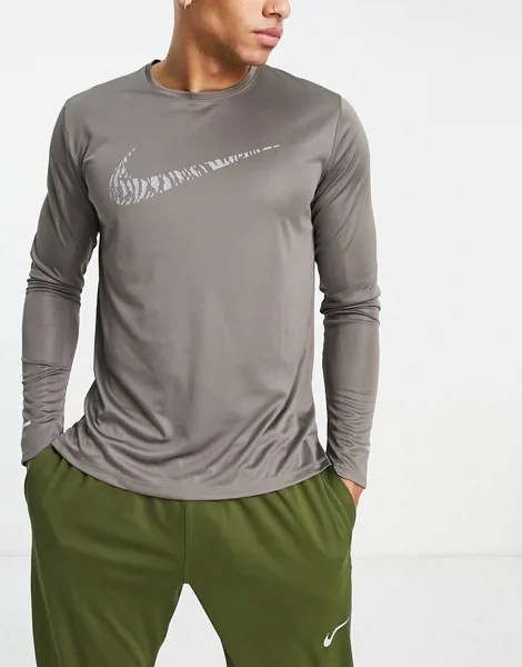 Серо-коричневый лонгслив Nike Running Run Division Miler Dri-FIT-Светло-бежевый цвет