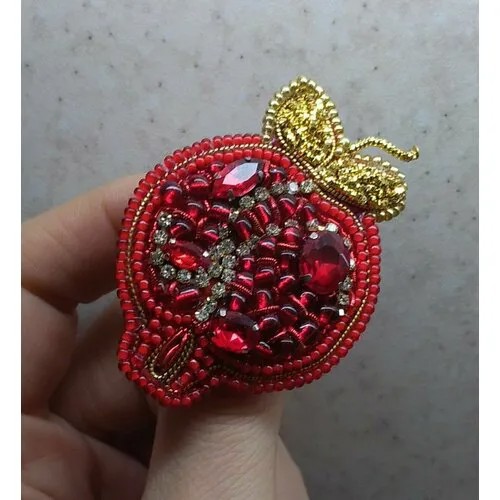 Брошь, бижутерный сплав, стекло, гранат, кристалл, кристаллы Swarovski, бисер, стразы, мультиколор