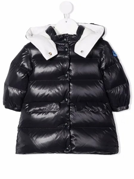 Moncler Enfant пуховик с капюшоном и нашивкой