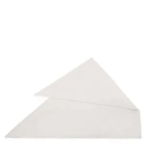 Косынка актуального цвета off white – стильный аксессуар, который окутает теплом во время зимних прогулок. Косынку EKONIKA PREMIUM выполнили из мягкой шерстяной пряжи с добавлением кашемира. Многофункциональный аксессуар можно повязать на голову, накинуть на плечи или заменить им шарф.