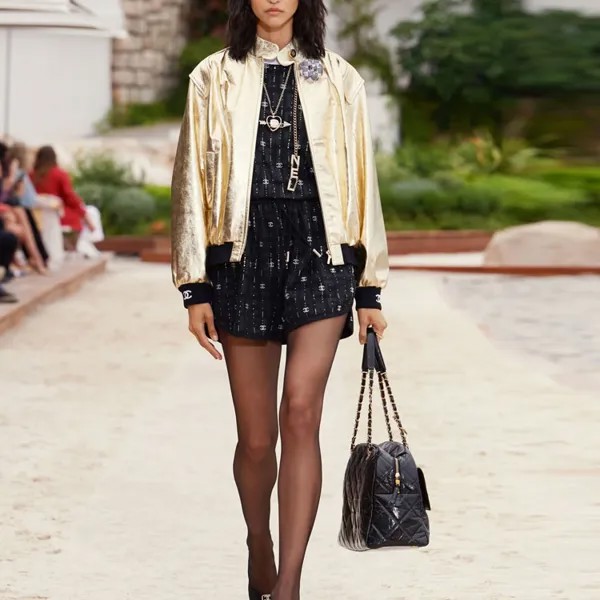 Кожаная куртка женская золотая Chanel