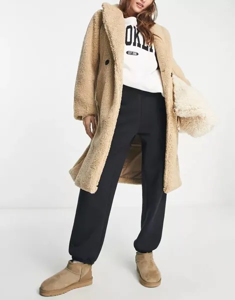 Двубортное плюшевое пальто светло-коричневого цвета New Look