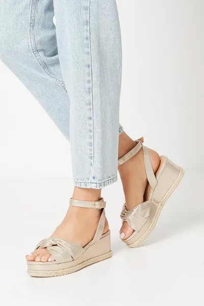 Хорошо для подошвы: широкие туфли на танкетке Holly Soft Twist Dorothy Perkins, золото
