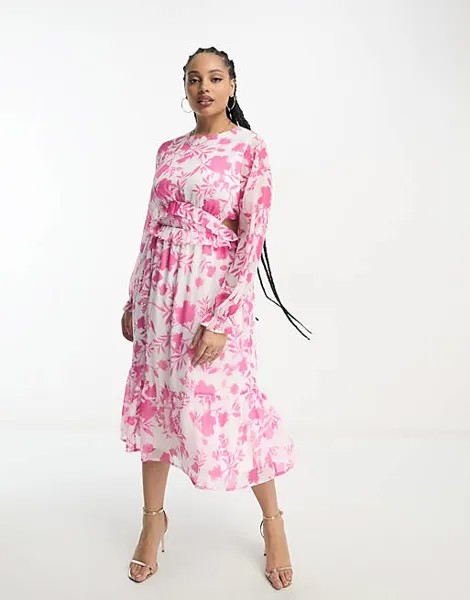 Шифоновое ярусное платье миди In The Style Plus с розовым цветочным принтом