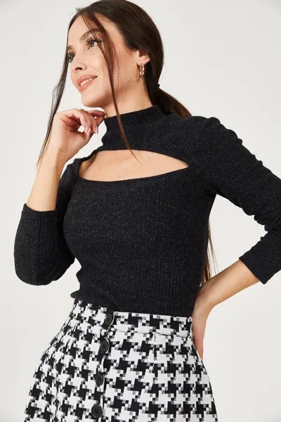 Женский черный трикотажный свитер с глубоким вырезом armonika