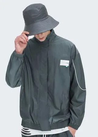 Мужская куртка ветровка с заплатой и светоотражающим текстовым принтом