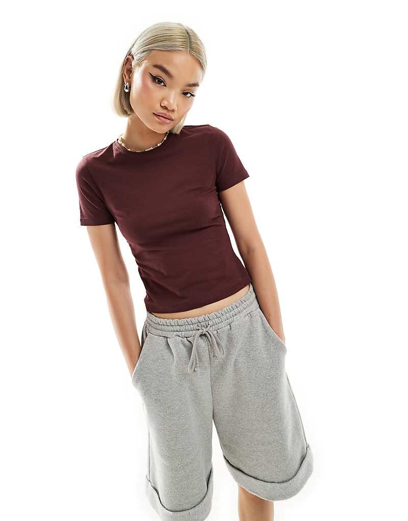 Бордовая приталенная футболка Weekday — эксклюзивно для ASOS